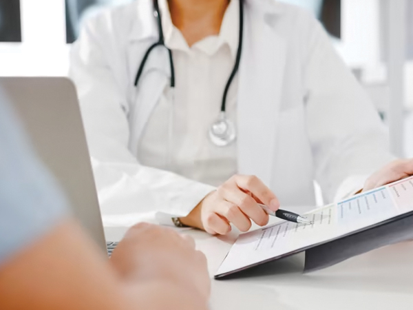 খাস কলকাতায় ভুয়ো ডাক্তার! বিনা রেজিস্ট্রেশনে চলছে রোগী দেখা